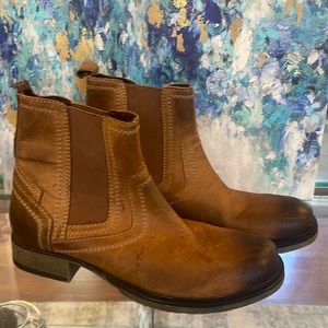 Men’s gently used genuine, leather boots, brown purposely distressed 9.5